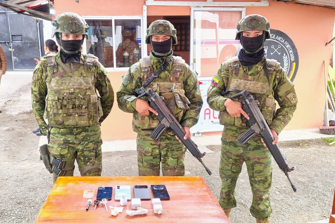 Militares custodian celulares en la cárcel de Azogues.