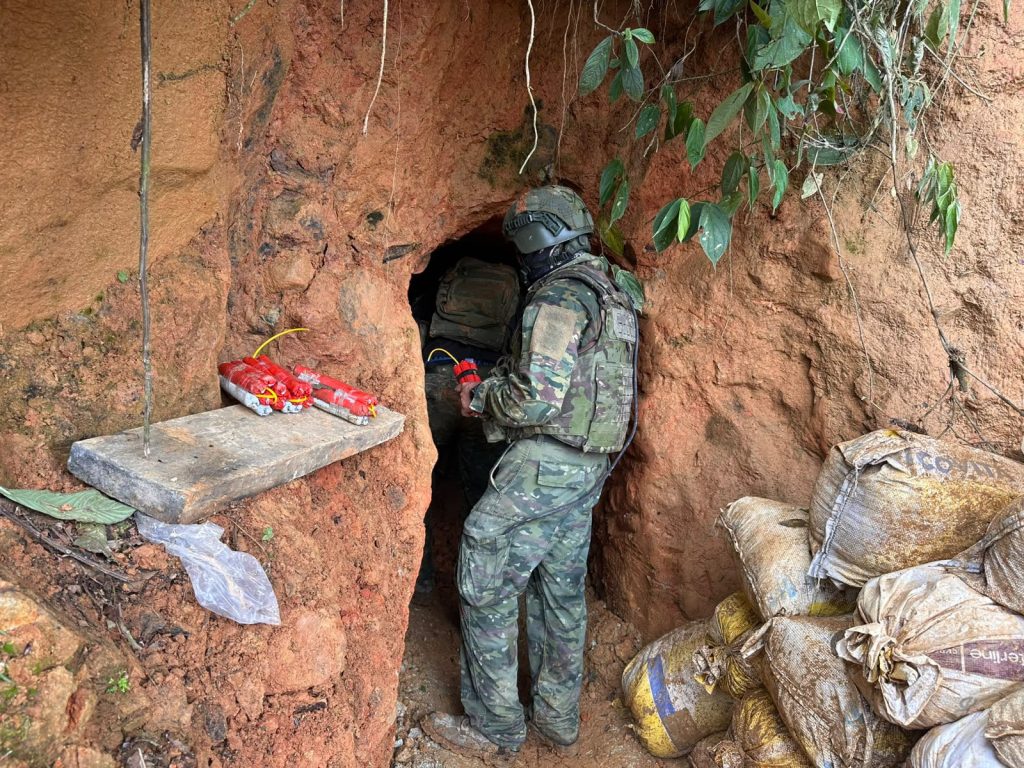Militares destruyen bocaminas.