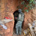 Militares destruyen bocaminas.