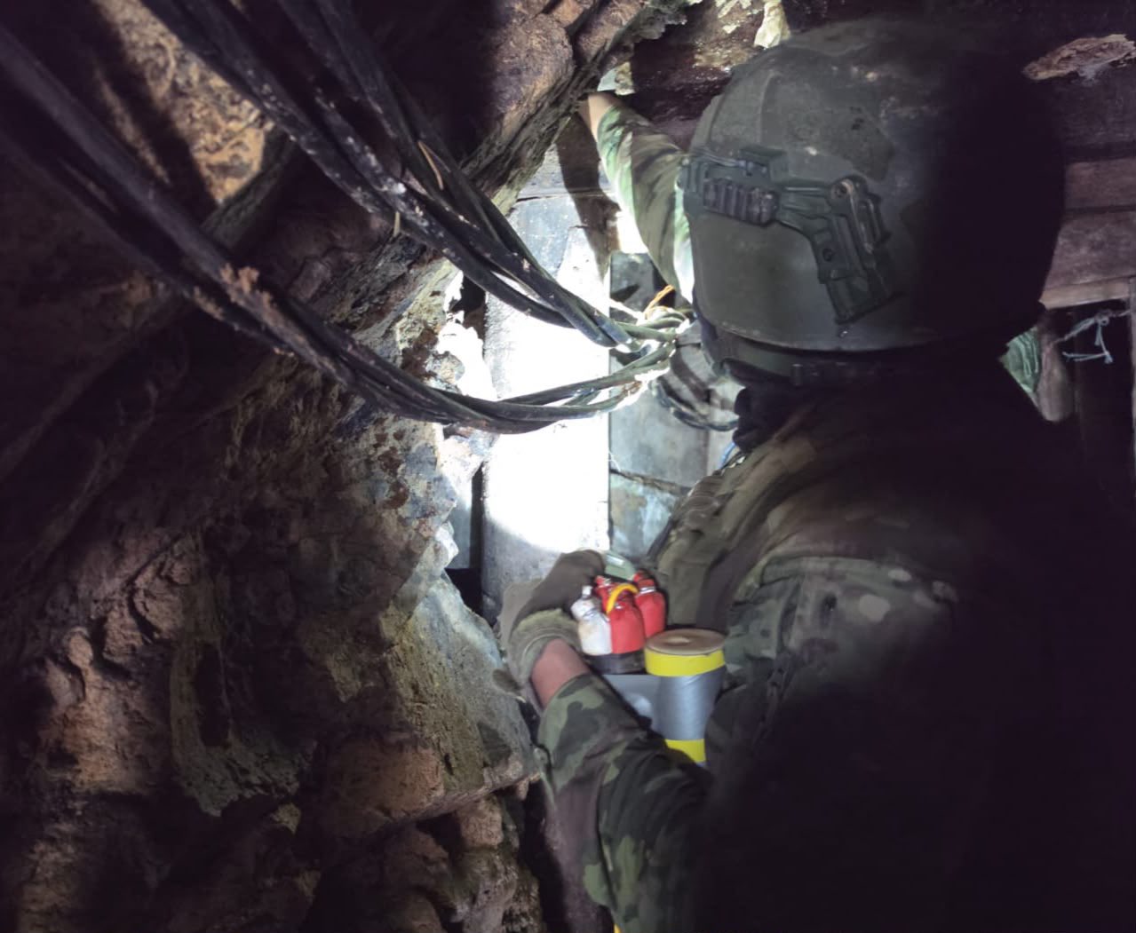 Militares encuentran una bocamina en Ponce Enríquez.