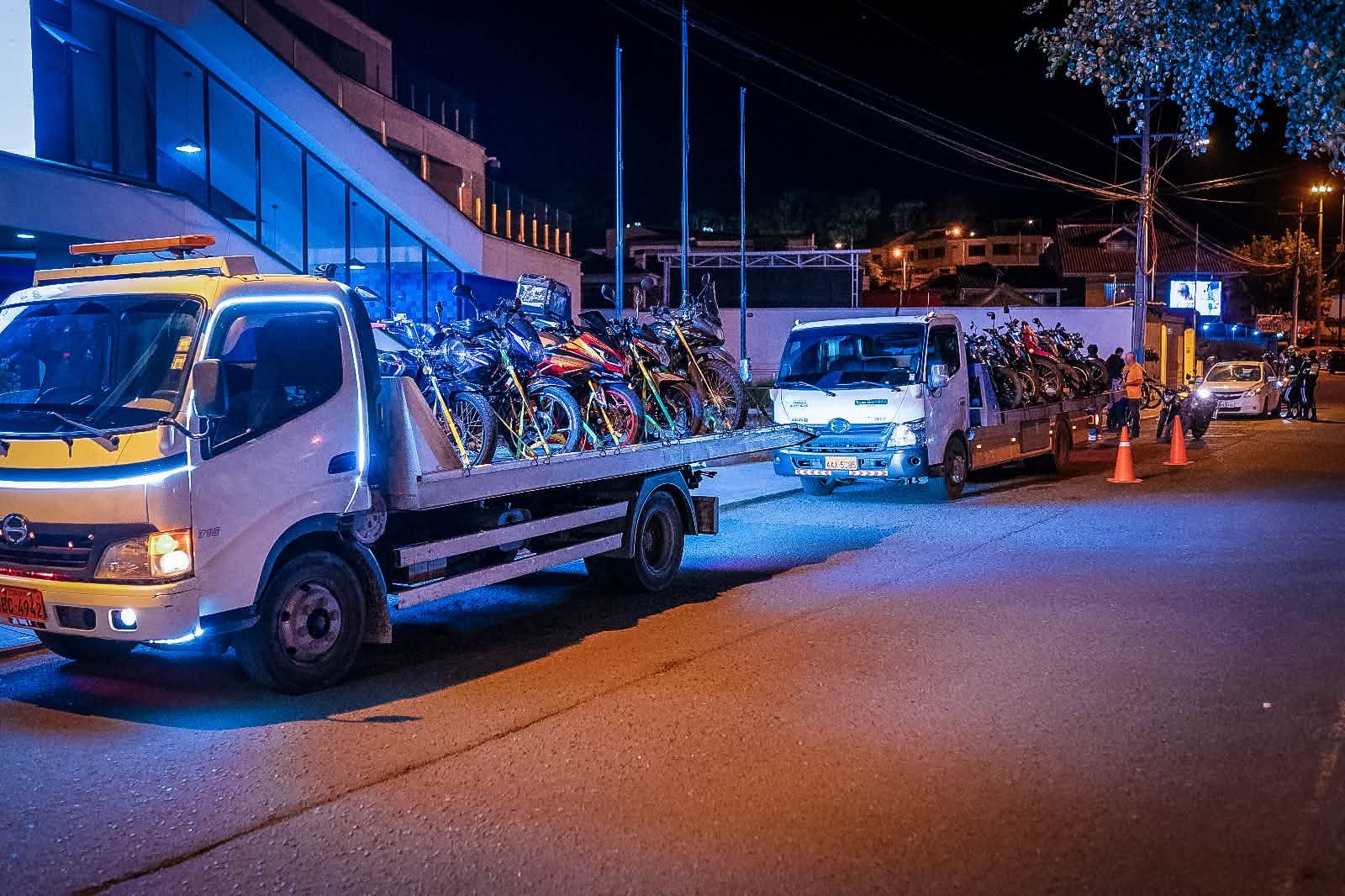 Decenas de motocicletas retenidas en Cuenca.