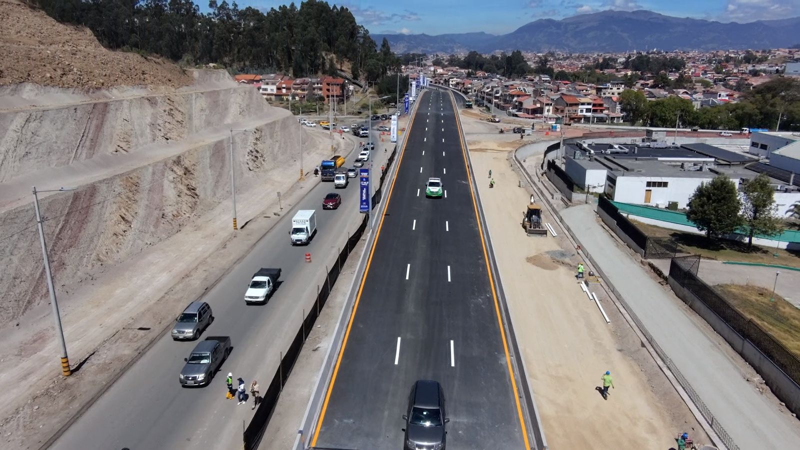 Los vehículos ya pueden circular por el paso elevado en la autopista Cuenca-Azogues. Foto: El Mercurio