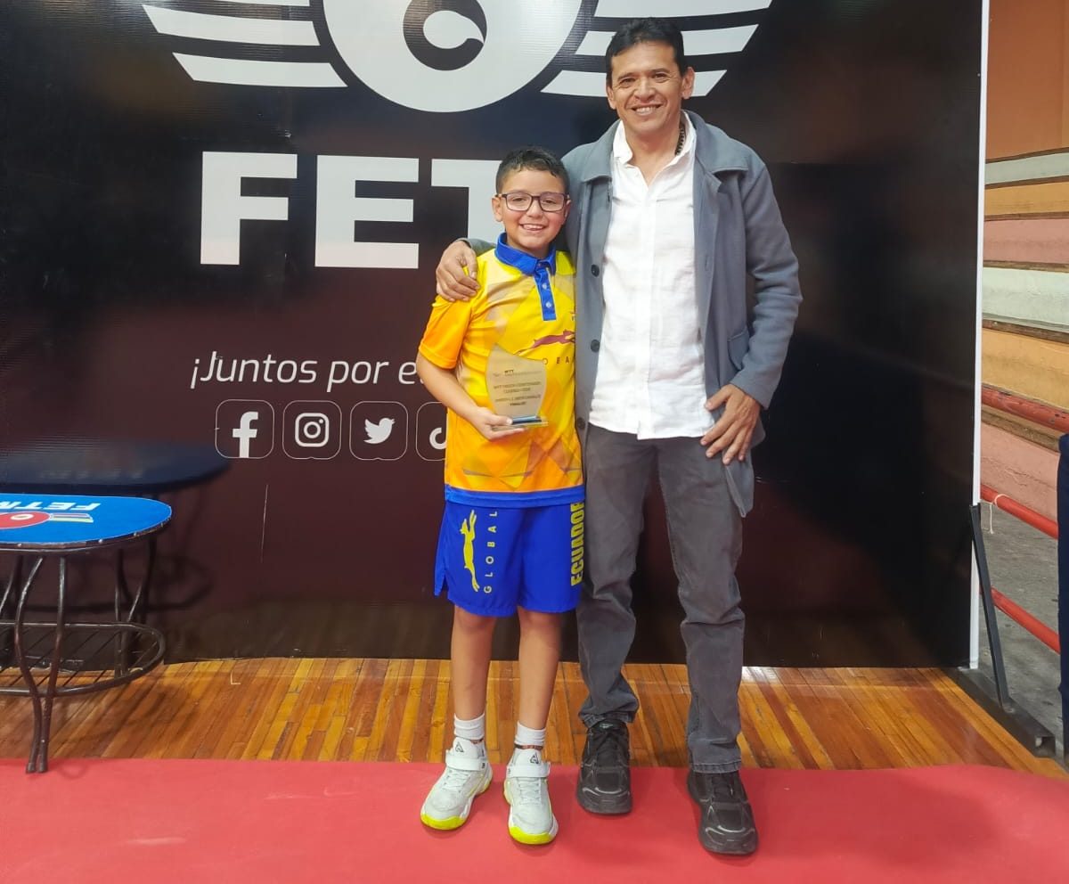 Julián Gavilanes con su entrenador, Pablo Vanegas. /Cortesía