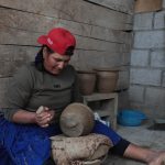 La huactana, técnica de los alfareros para elaborar vasijas en la comuna Jatumpamba, en San Miguel de Porotos, recibe reconocimiento oficial de patrimonio inmaterial del Ecuador. /EL MERCURIO