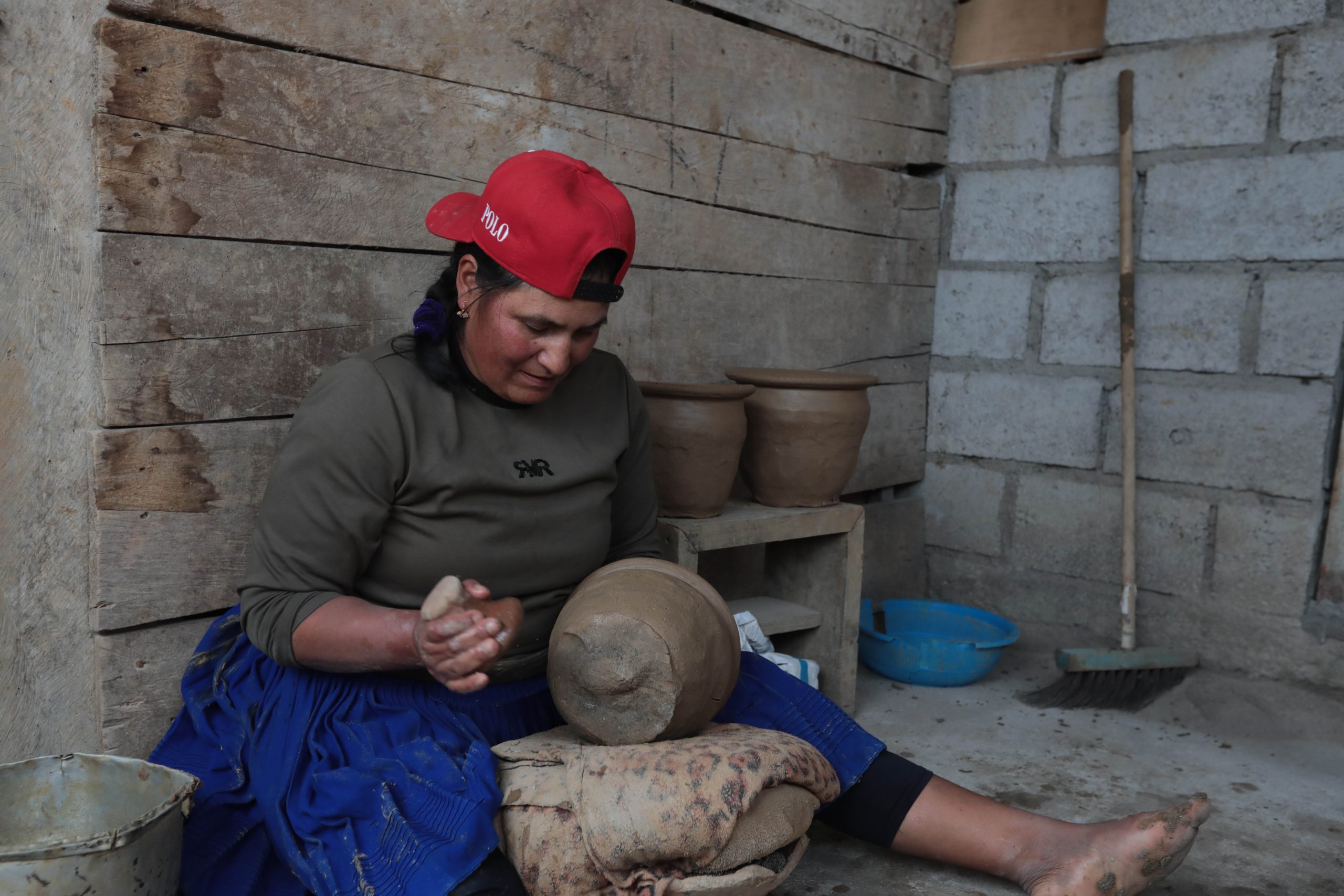 La huactana, técnica de los alfareros para elaborar vasijas en la comuna Jatumpamba, en San Miguel de Porotos, recibe reconocimiento oficial de patrimonio inmaterial del Ecuador. /EL MERCURIO