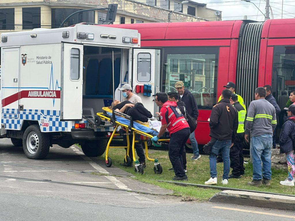Una mujer fue impactada por el tranvía en la avenida De Las Américas, en la intersección con la avenida Don Bosco.