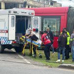 Una mujer fue impactada por el tranvía en la avenida De Las Américas, en la intersección con la avenida Don Bosco.