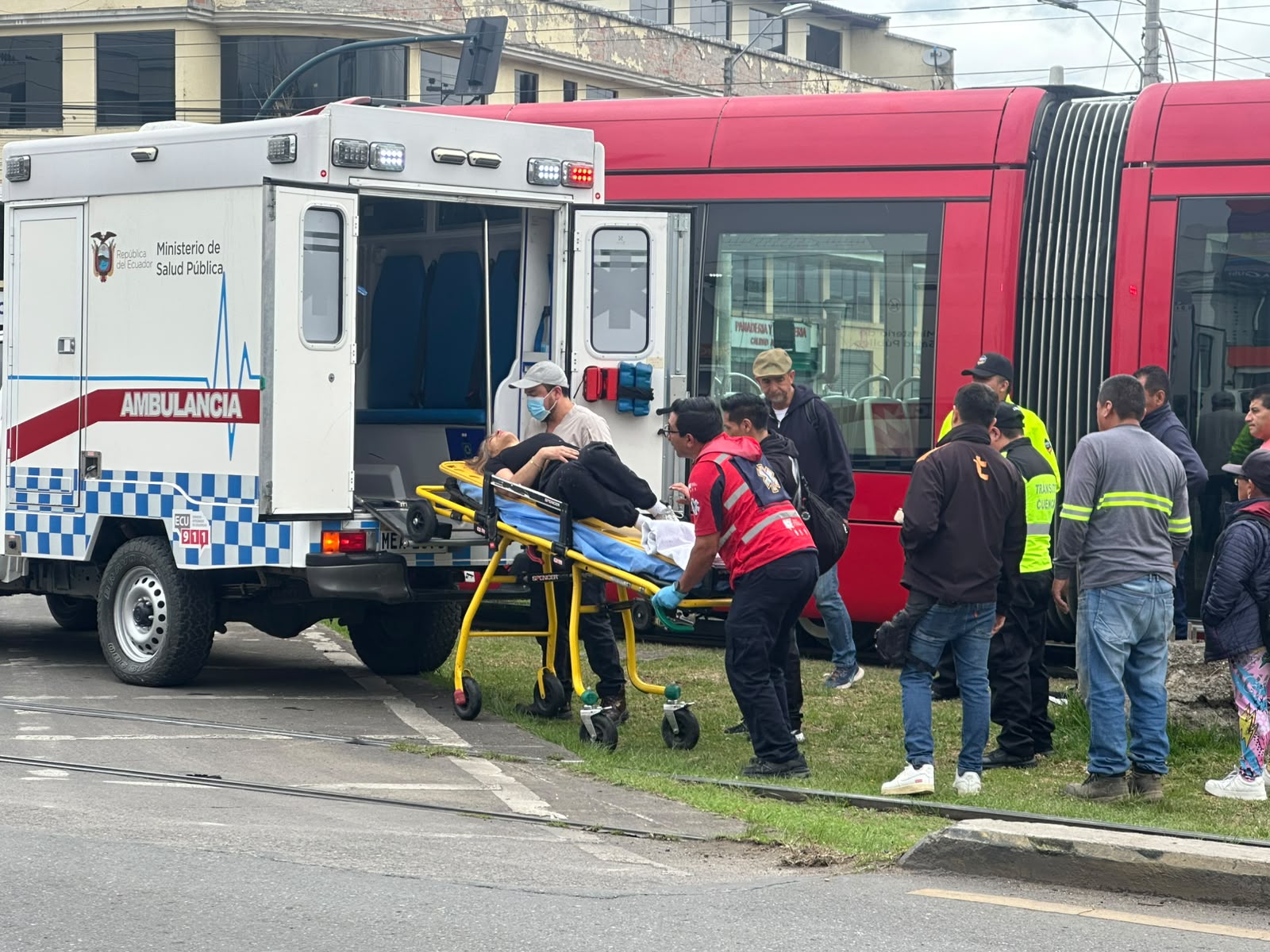 Una mujer fue impactada por el tranvía en la avenida De Las Américas, en la intersección con la avenida Don Bosco.