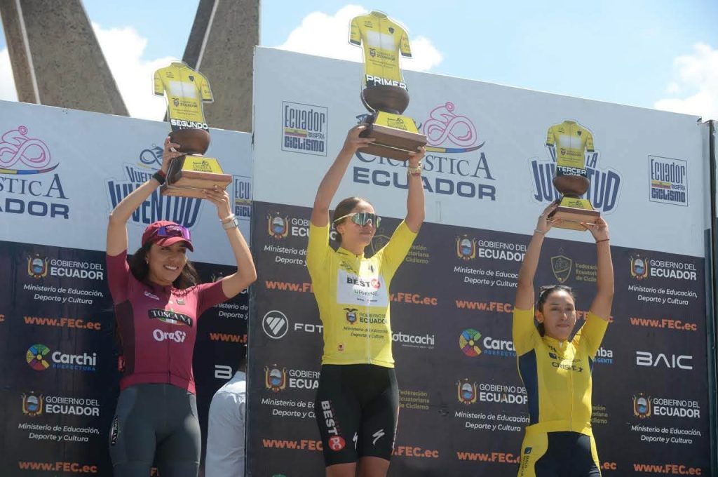 Ana María Torres en lo más alto del podio de la Vuelta al Ecuador /Cortesía