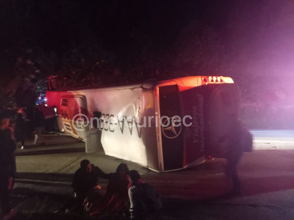 Un bus de la cooperativa Viajeros volcó en la vía Cuenca – La Jarata – Loja, cerca de Saraguro.