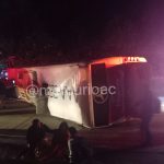 Un bus de la cooperativa Viajeros volcó en la vía Cuenca – La Jarata – Loja, cerca de Saraguro.
