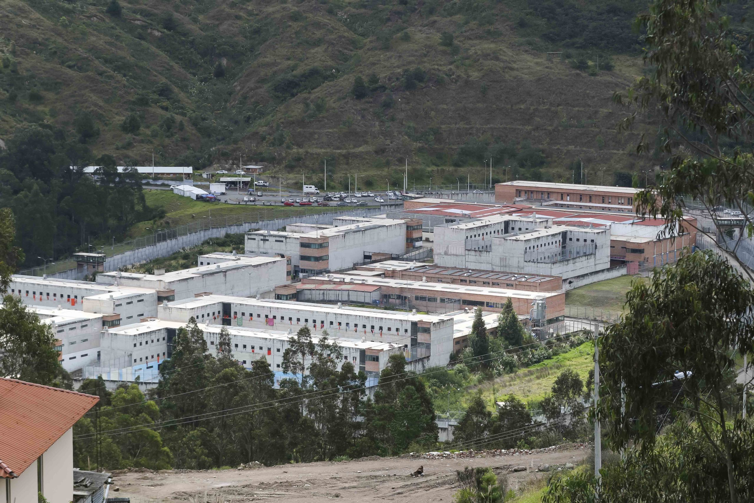 Dos reclusos escaparon de la cárcel de Turi el pasado lunes 28 de septiembre. Hay cuatro servidores policiales bajo investigación. / EL MERCURIO