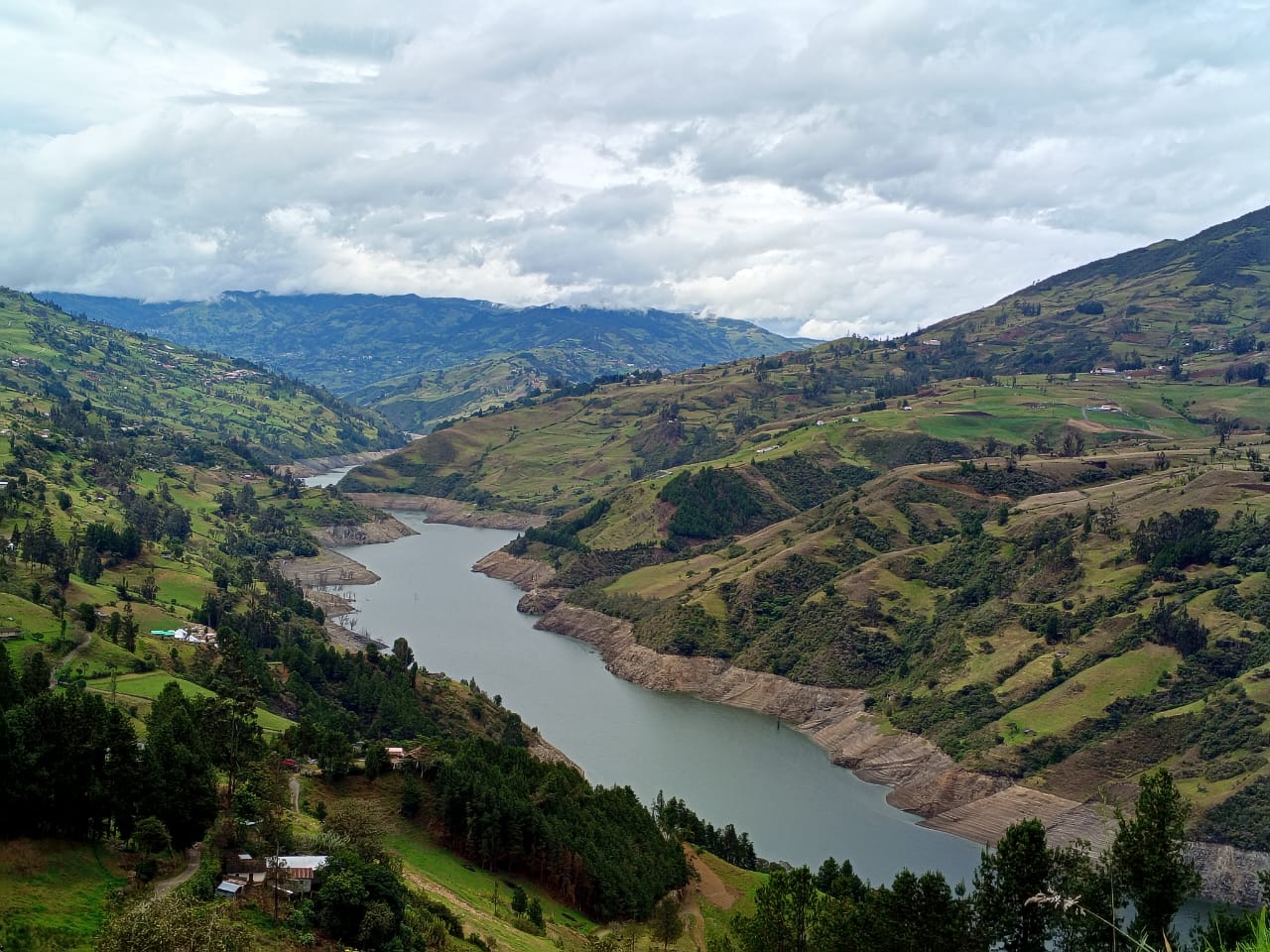 El río Paute muestra un bajo caudal pese a las lluvias de los últimos días, una situación que mantiene la atención sobre la generación eléctrica del país.