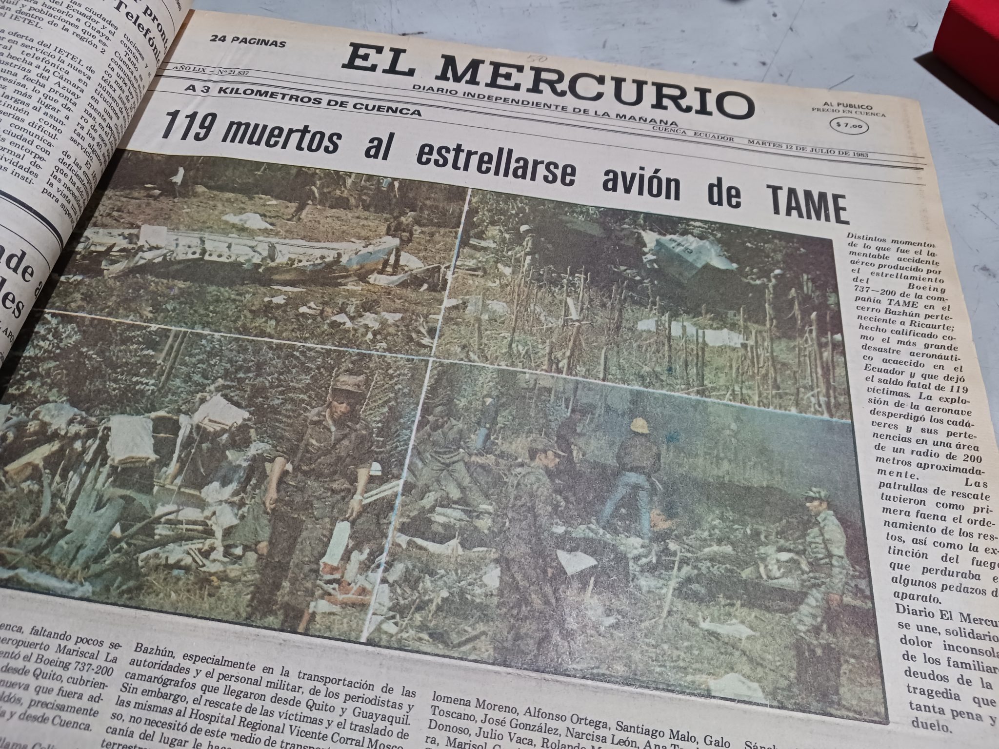Portada de El Mercurio en la que se anunciaba del accidente de avión en Ricaurte. Foto: Andrés Mazza