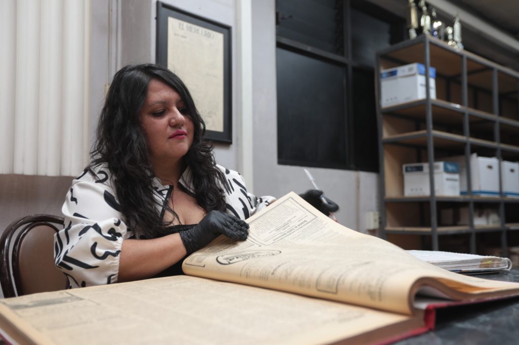 La investigadora Gabriela Parra en el archivo de El Mercurio.