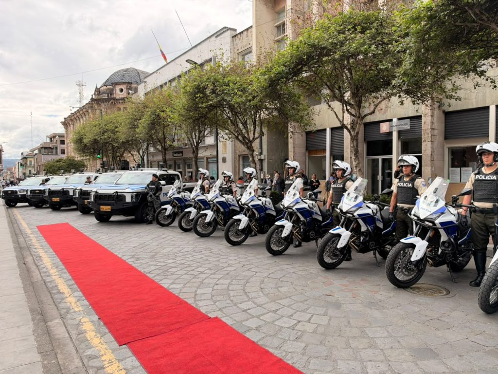 El Ministerio del Interior entregó 10 vehículos y 17 motocicletas a la Policía Nacional de EL MERCURIO