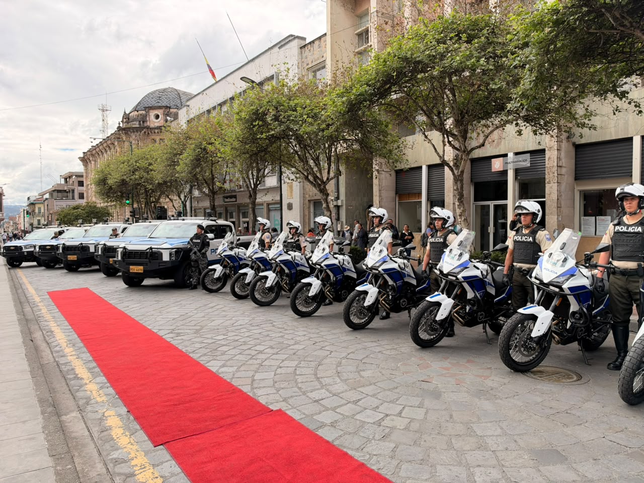 El Ministerio del Interior entregó 10 vehículos y 17 motocicletas a la Policía Nacional de EL MERCURIO