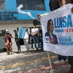 Simpatizantes de RC realizan un plantón exigiendo la liberación de Luisa González en las afueras de la Fiscalía de Flagrancia. Foto: API/HENRY LAPO