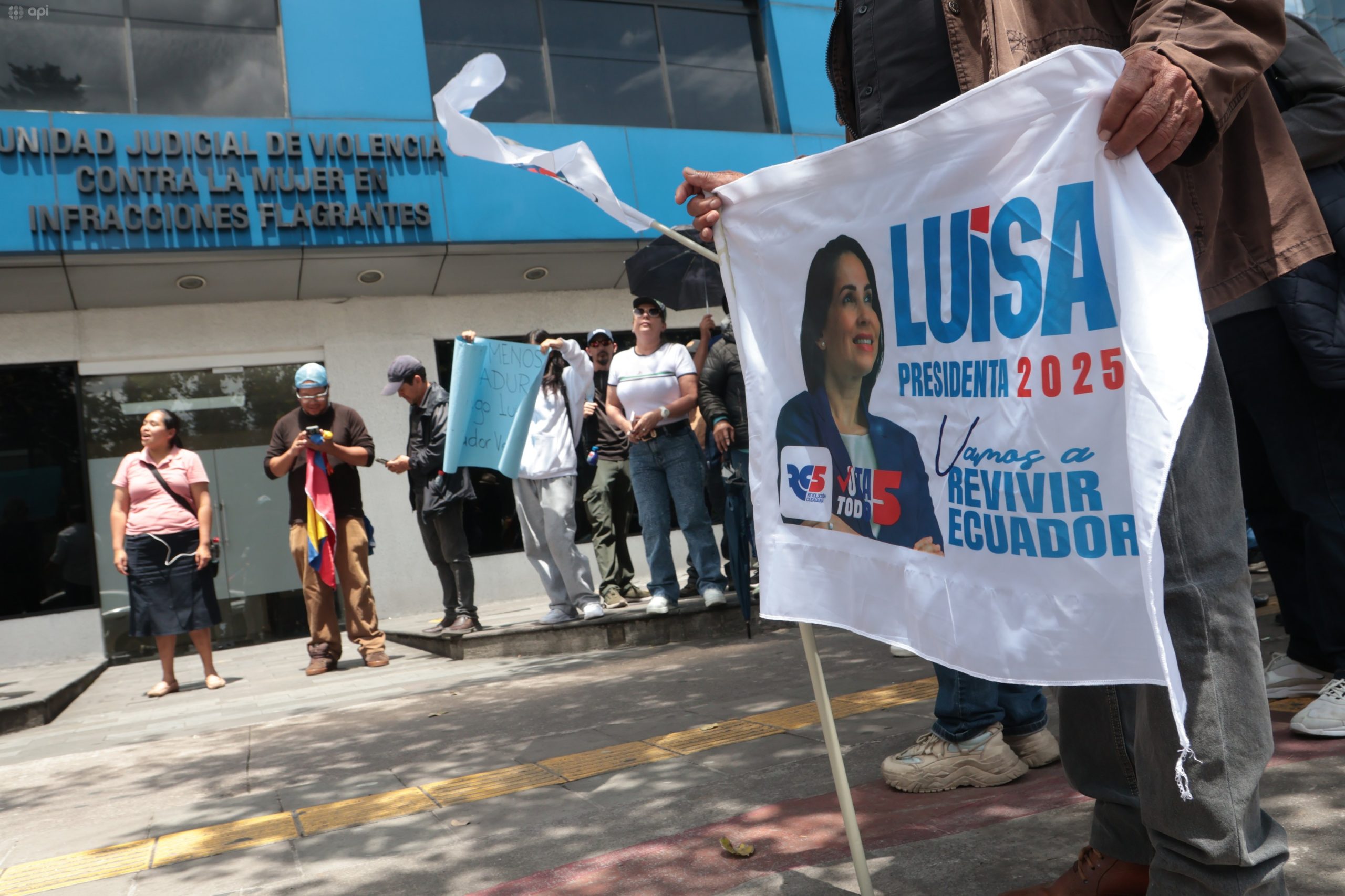 Simpatizantes de RC realizan un plantón exigiendo la liberación de Luisa González en las afueras de la Fiscalía de Flagrancia. Foto: API/HENRY LAPO