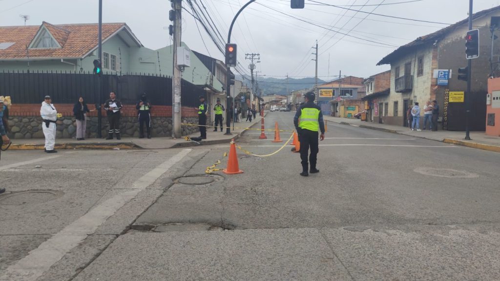 Un ciudadano falleció cuando caminaba junto con su esposa por el sector de Cristo del Consuelo, en Cuenca. /Cortesía