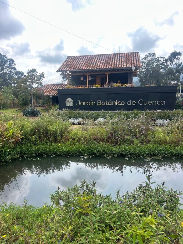 Las instalaciones administrativas del Jardín Botánico de Cuenca funcionan en dos casas antiguas de arquitectura vernácula. 