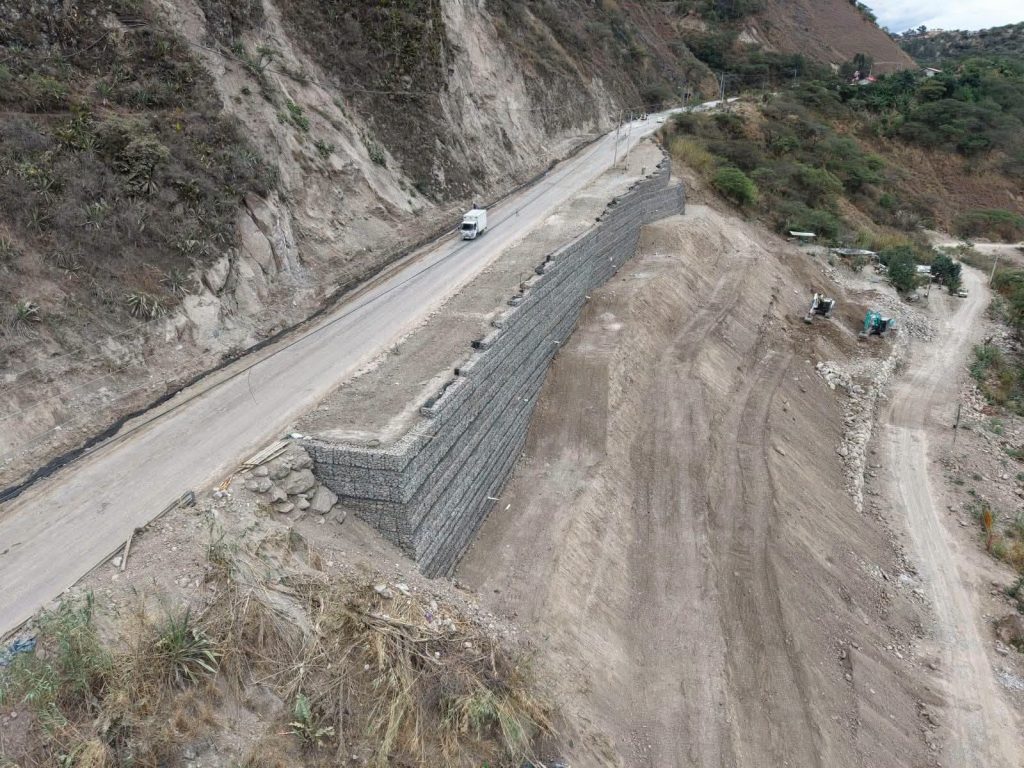 Un cierre temporal en el kilómetro 50 de la vía Cuenca – Girón – Pasaje, por colación de carpeta asfáltica. /Cortesía