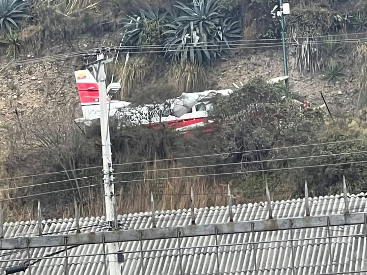 Imagen de la avioneta accidentada en la avenida Hurtado de Mendoza en Cuenca. /EL MERCURIO