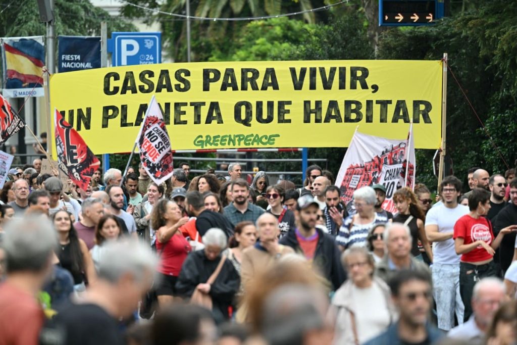 Miles de personas salieron a las calles de España para manifestarse por la crisis de vivienda que hay en ese país. Foto: AFP