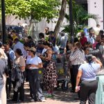 Docenas de personas salieron de los edificios tras el temblor. Foto: AFP