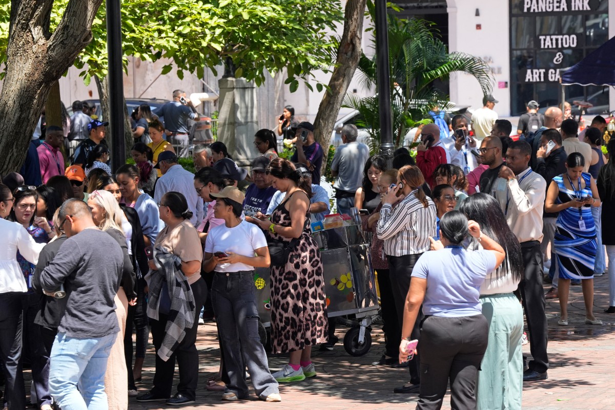 Docenas de personas salieron de los edificios tras el temblor. Foto: AFP