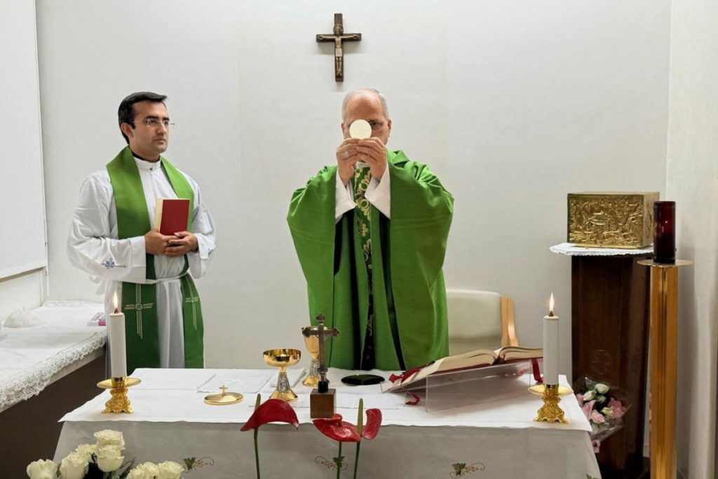 El papa lideró una misa después de ser operado. Foto: AFP
