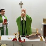 El papa lideró una misa después de ser operado. Foto: AFP
