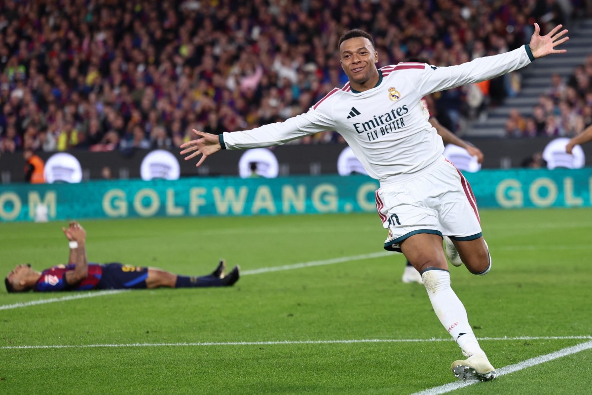 Mbappe marcó los dos goles del Real Madrid frente al Barcelona. Foto: AFP
