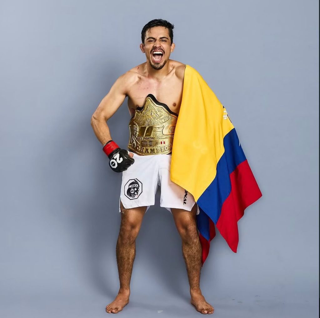 Aarón Rodríguez con su título. Foto: Cortesía