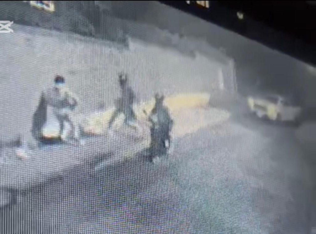 Cuatro sujetos que se movilizan en dos motocicletas cometen varios asaltos en distintos sectores de Cuenca, según registros de cámaras de seguridad.