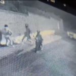 Cuatro sujetos que se movilizan en dos motocicletas cometen varios asaltos en distintos sectores de Cuenca, según registros de cámaras de seguridad.