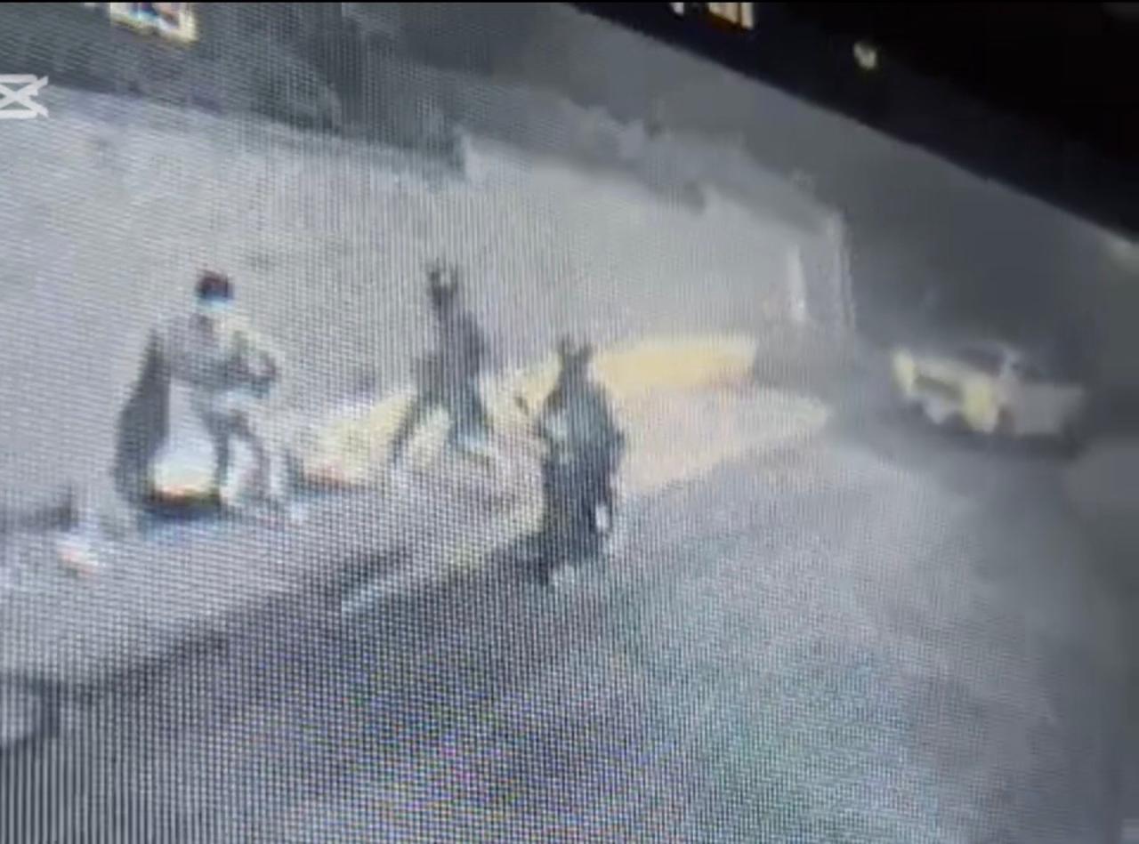 Cuatro sujetos que se movilizan en dos motocicletas cometen varios asaltos en distintos sectores de Cuenca, según registros de cámaras de seguridad.