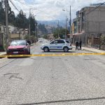El área fue acordonada por la Policía Nacional mientras unidades especializadas verificaban el supuesto artefacto explosivo dejado frente a una ferretería en Chacapamba, Azogues.