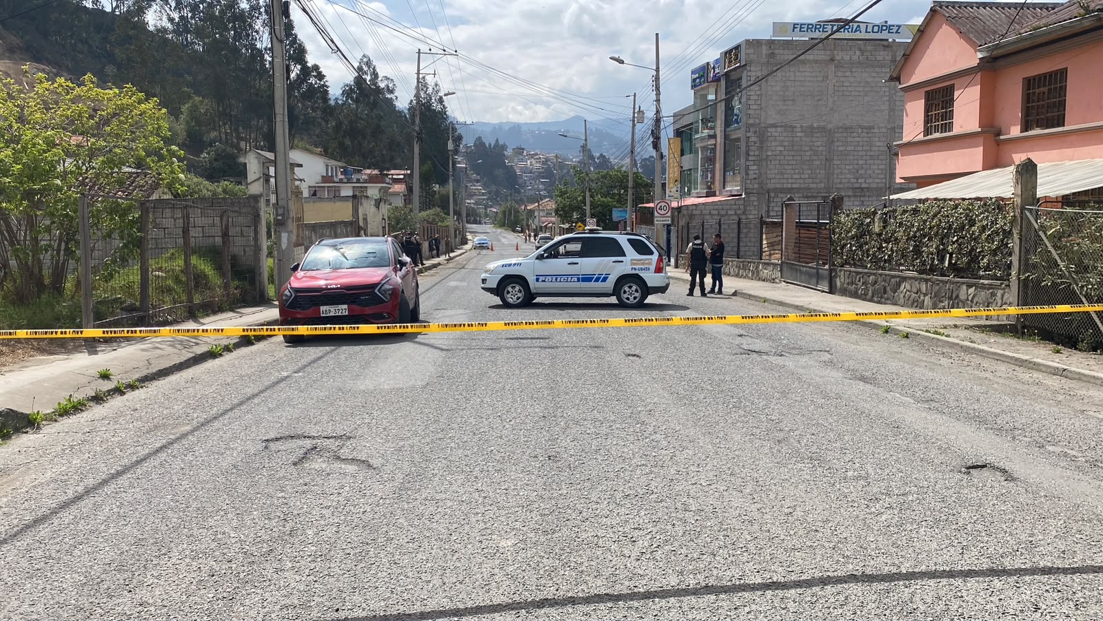 El área fue acordonada por la Policía Nacional mientras unidades especializadas verificaban el supuesto artefacto explosivo dejado frente a una ferretería en Chacapamba, Azogues.