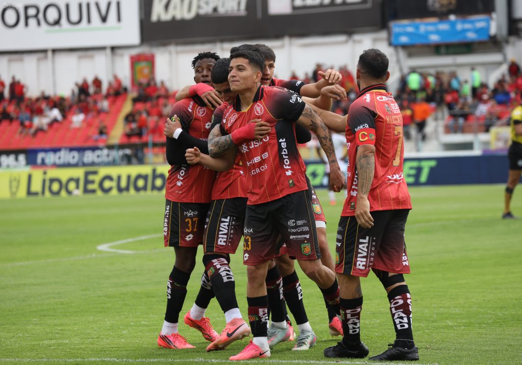 Erique festeja gol con sus compañeros. Foto: API