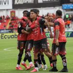 Erique festeja gol con sus compañeros. Foto: API