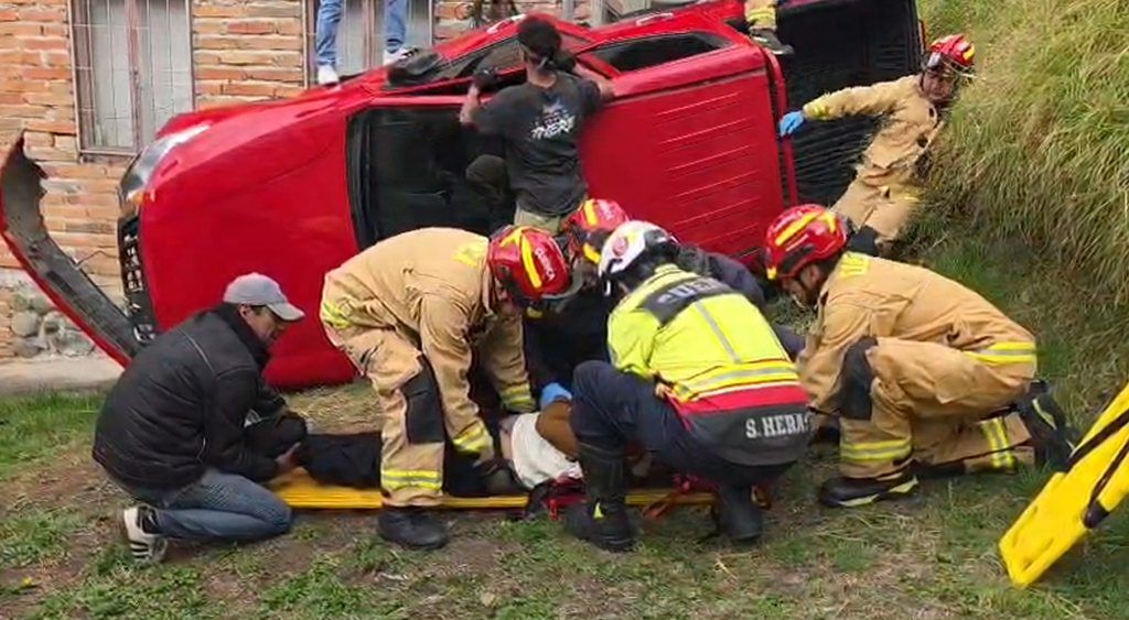 Aparatoso accidente de tránsito deja un herido en el centro histórico de Cuenca. /Cortesía