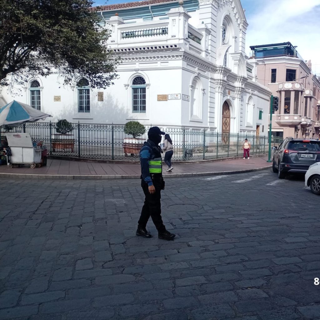 EMOV EP despliega agentes de tránsito en cuatro cruces del centro de Cuenca por falta de energía eléctrica y pide precaución.