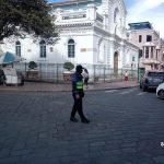 EMOV EP despliega agentes de tránsito en cuatro cruces del centro de Cuenca por falta de energía eléctrica y pide precaución.