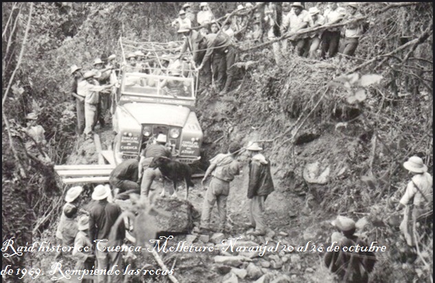 El Jeep Land Rover durante la travesía en uno de los terrenos lacustres del Cajas. /Cortesía archivo nacional