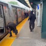 Captura de un video que muestra al sospechoso huyendo tras apuñalar al migrante ecuatoriano Mesías Lojano, de 59 años, en el metro de Nueva York.