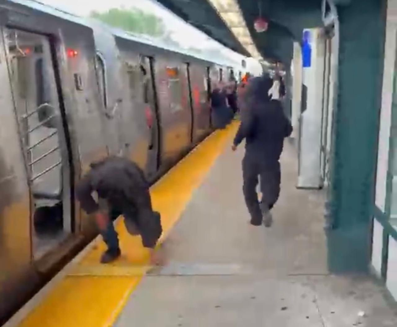 Captura de un video que muestra al sospechoso huyendo tras apuñalar al migrante ecuatoriano Mesías Lojano, de 59 años, en el metro de Nueva York.