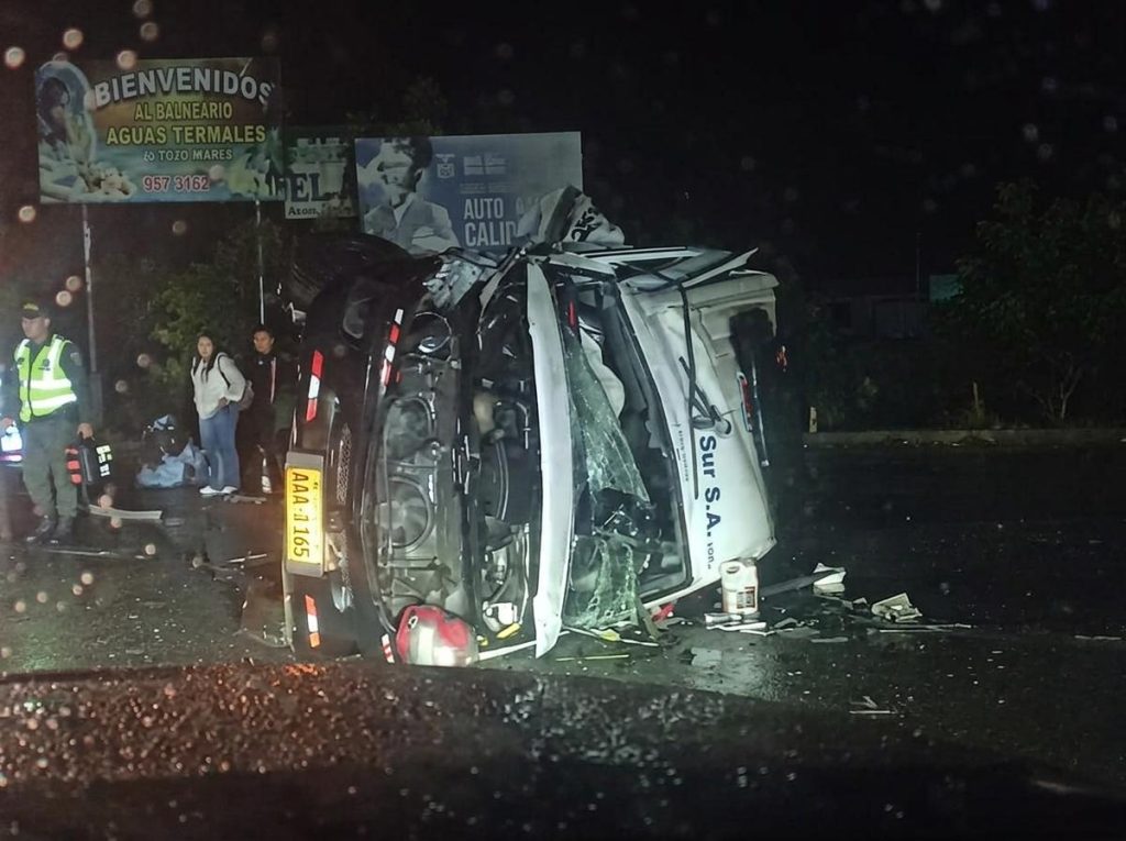 Empresa se pronuncia tras accidente de una de sus furgonetas en la vía Cuenca – Molleturo – El Empalme.