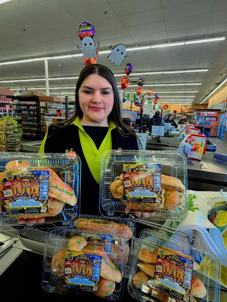 Las tradicionales guaguas de pan ecuatorianas se ofertan en Super Food Fresh Supermarket, en Estados Unidos, por el Día de los Difuntos.