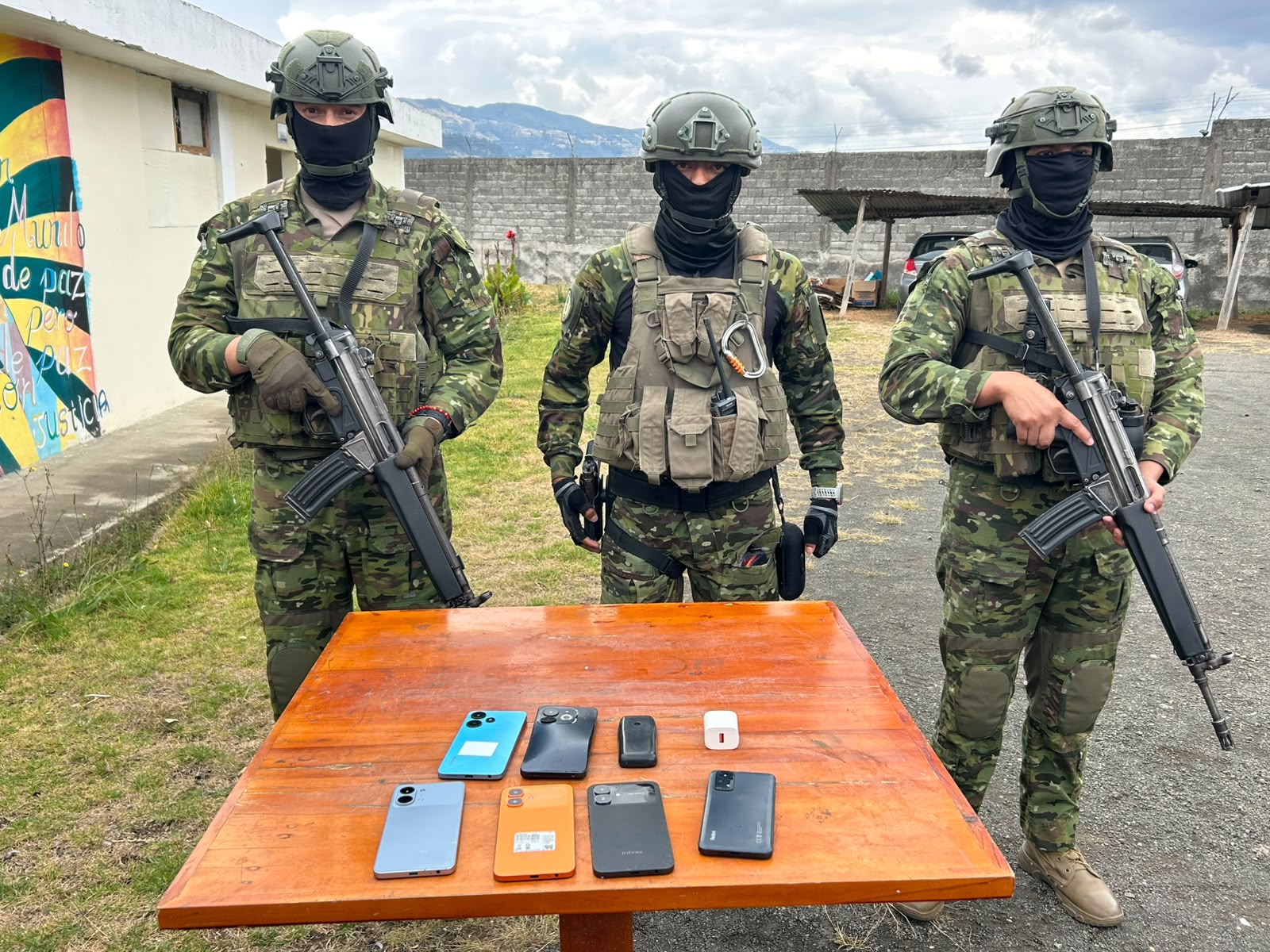 Al menos 11 operaciones se han ejecutado en los tres meses recientes en la cárcel femenina de Azogues. En todas, se repiten los hallazgos de celulares, droga y otros artículos prohibidos. /Cortesía
